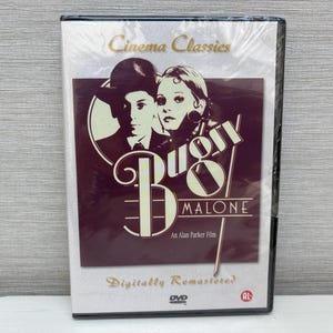 Può includere: Un DVD del film "Bugsy Malone" in una custodia di plastica. La copertina presenta un'immagine in seppia di due persone e il titolo del film in grandi lettere bianche. Sono visibili anche le parole "Cinema Classics" e "Digitally Remastered".