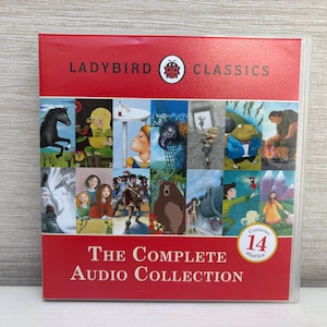 Könnte beinhalten: Rote Ladybird Classics Audio-Sammlung. Das Cover zeigt eine Collage farbenfroher Illustrationen aus 14 Geschichten. Der Text lautet "The Complete Audio Collection".