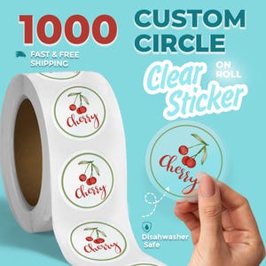 Könnte beinhalten: Eine Rolle klarer runder Aufkleber mit einem Kirschdesign. Die Aufkleber haben eine Aquarellillustration von Kirschen und das Wort "Cherry" in einer Schreibschrift. Das Bild enthält auch den Text "1000" und "Custom Circle Clear Sticker".