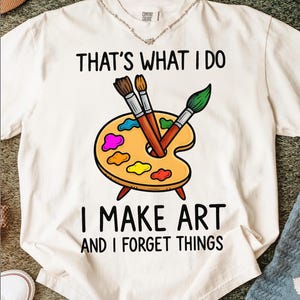 「私はアートを作り、そして私は物事を忘れる」シャツ、面白いアーティストグラフィックTシャツ、クリエイティブな脳のユーモアシャツ、カラフルな画家ギフトTシャツ、アートスタジオスタイルTシャツ