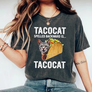 &quot;Tacocat&quot; (deletreado al revés) es &quot;Tacocat&quot;, divertida camiseta de tacos con gato, humor palíndromo para amantes de los gatos, linda camiseta de meme de comida mexicana para mujeres y hombres.