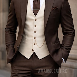 Braun-beiger Herren dreiteiliger Anzug | Maßgeschneidertes Hochzeitsoutfit