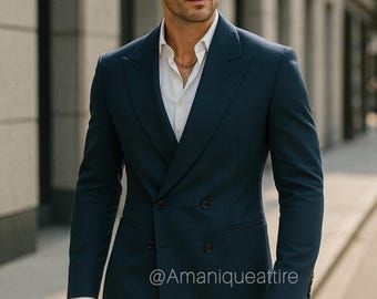 Puede incluir: Un traje azul marino de doble botonadura con una camisa blanca. El traje tiene un diseño clásico con solapa de muesca y cierre de botón. Incluye el texto "@Amaniqueattire".