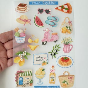 Könnte beinhalten: Ein Bogen mit Bügelbildern, die italienische Sommermotive zeigen, darunter Gelato, ein rosa Roller, ein Stück Pizza, Zitronen, ein Bikini, eine Sonnenbrille, ein Strohhut, Spaghetti, ein Café und eine Flasche Limoncello mit Textbeschriftungen.