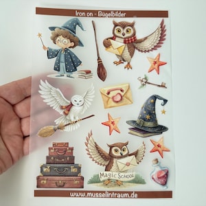 Könnte beinhalten: Ein Bogen mit Bügelbildern, der Illustrationen eines jungen Zauberers, Eulen, Besen, Sterne, alte Koffer, einen versiegelten Brief, einen Schlüssel, einen Zaubertrank und einen Zauberhut mit dem Text Magic School und musselintraum.de zeigt.