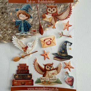 Könnte beinhalten: Ein Bogen Aufkleber mit magischem Thema, mit Illustrationen von Eulen, einem Zauberer, einem Hexenhut, Sternen, einem Schlüssel, einer Zaubertrankflasche und Gepäck. Der Text "Magic School" und "www.musselintraum.de" sind ebenfalls sichtbar.