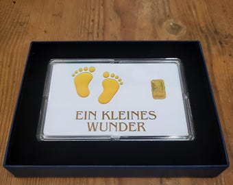 Lingot d'or 24 carats pour naissance – Blanc crème neutre avec pieds de bébé | Cadeau de naissance de luxe, souvenir, lingot d'or