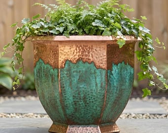 Handgemaakte koperen plantenbak, grote rustieke tuinpot met groene patinaafwerking