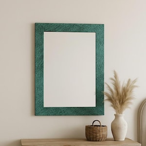 Pode incluir: Um conjunto de três canecas de cerâmica com acabamento fosco e salpicado. As canecas são em tons de creme, cinza claro e cinza escuro. Cada caneca tem um design simples e minimalista e uma alça arredondada.