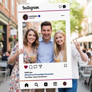Puede incluir: Tres personas sonriendo sostienen un gran marco de fotos blanco con el tema de Instagram. El marco incluye el logotipo de Instagram, una foto de perfil y el texto "HANNAH YOUR PLACE". El marco también tiene iconos de redes sociales y el texto "9.839 Me gusta".