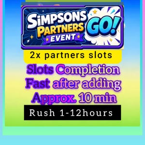 以下が含まれることがあります： 紫と青のバナーに「Simpsons Partners Event GO!」というテキストが書かれたデジタルグラフィック。その下に、黄色と黒のテキストボックスがあり、「2x partners slots」、「Slots Completion Fast after adding Approx. 10 min」、「Rush 1-12hours」というフレーズがグラデーションの背景に表示されています。