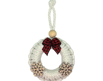 Macrame Wreath Ornament - Christmas Ornament - Wreath with Snowflakes