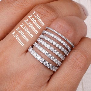 Aliança de eternidade em moissanita, anel de aniversário em prata 925 com micro pavé, aliança fina de 2 mm, presente delicado de aniversário para mulheres com diamantes.