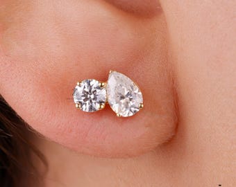 Orecchini a bottone in argento sterling con due pietre di moissanite, a pera e rotondi