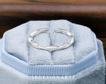 Anillo sencillo de plata de ley con diamantes de estilo barroco.