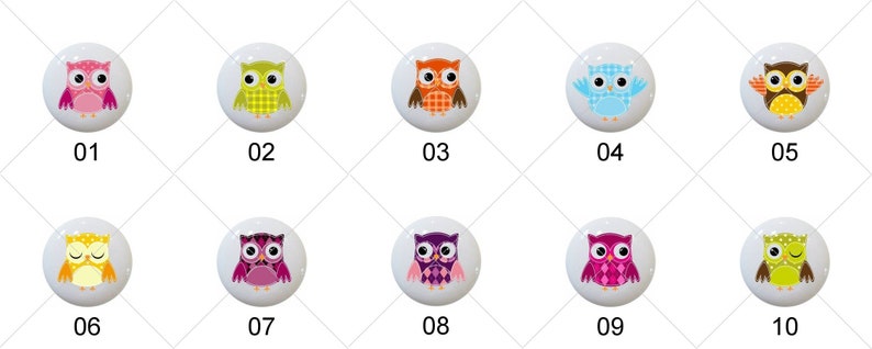 Puede incluir: Diez pomos de cer&aacute;mica con forma de b&uacute;ho con diferentes patrones coloridos. Los pomos son redondos y tienen un fondo blanco. Los b&uacute;hos est&aacute;n todos mirando hacia adelante y tienen diferentes expresiones.