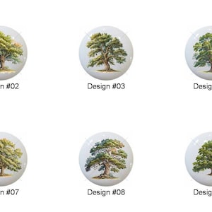 Puede incluir: Diez pomos de cerámica blanca para armarios, cada uno con una ilustración detallada de un árbol diferente. Los pomos están etiquetados con el número de diseño del #01 al #10. Las ilustraciones de árboles muestran varias especies y colores de follaje.