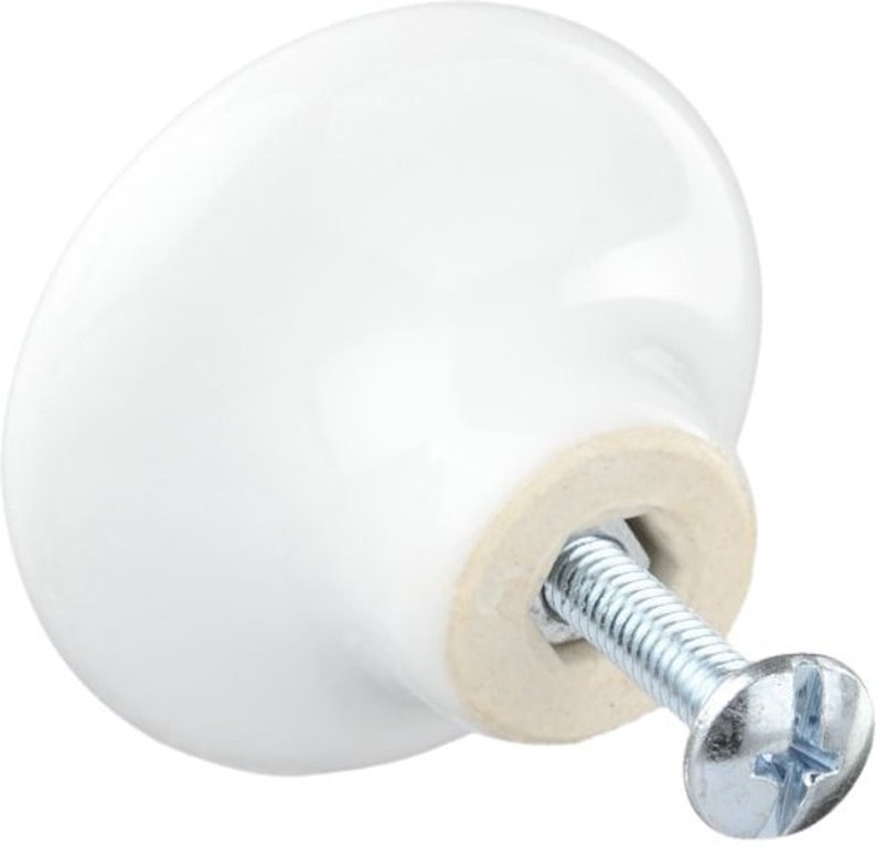 Peut inclure: Bouton de porte en c&eacute;ramique blanche avec une vis argent&eacute;e. Le bouton est rond et a un bord l&eacute;g&egrave;rement sur&eacute;lev&eacute;.