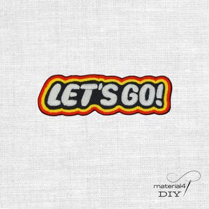 Könnte beinhalten: Gestickter Aufnäher mit dem Text "LET'S GO!" in weißen Buchstaben auf schwarzem Grund, umrandet von Gelb und Rot. Der Aufnäher ist rechteckig und hat einen wellenförmigen Rand. Unten rechts steht der Text "material4 DIY".