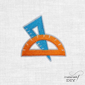 Könnte beinhalten: Ein gestickter Aufnäher mit einem blauen Dreieckslineal und einem orangefarbenen Winkelmesser. Der Aufnäher befindet sich auf einem weißen Stoffhintergrund. Der Text "material4 DIY" befindet sich in der unteren rechten Ecke.