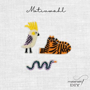 Könnte beinhalten: Drei gestickte Aufnäher mit einem gelbhaubigen Kakadu, einem liegenden orange-schwarz gestreiften Tiger und einer gewundenen lila-grünen Schlange. Der Text "Motivwahl" steht oben und "material4 DIY" befindet sich unten rechts.