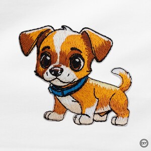 Könnte beinhalten: Gestickter Aufnäher mit einem Cartoon-Welpen mit großen, ausdrucksstarken Augen. Der Hund hat braunes und weißes Fell, ein blaues Halsband und eine eingerollte Rute. Ideal für DIY-Projekte und Bastelarbeiten.