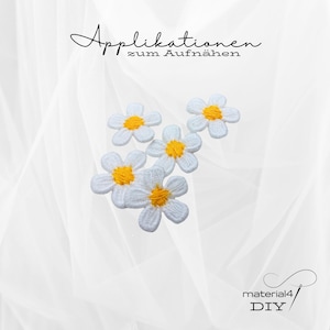 Könnte beinhalten: Fünf kleine gestickte Blumenaufnäher mit weißen Blütenblättern und leuchtend gelben Mitten. Der Text Applikationen zum Aufnähen erscheint oben, und der Text material4 DIY befindet sich in der unteren rechten Ecke des Bildes.