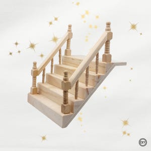 Könnte beinhalten: Eine Miniatur-Holztreppe mit Handlauf und Balustern. Die Stufen sind aus hellem Holz gefertigt, und das Design umfasst dekorative gedrehte Pfosten. Die Treppe ist ein DIY-Bastelprojekt.