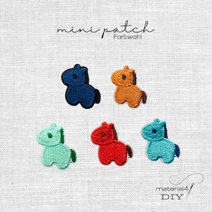 Könnte beinhalten: Fünf gestickte Mini-Pferde-Patches in verschiedenen Farben: Marineblau, Orange, Mintgrün, Rot und Türkis. Die Patches haben einen weißen Rand und befinden sich auf einem weißen Stoffhintergrund. Der Text "mini patch" und "Farbwahl" ist zu sehen.