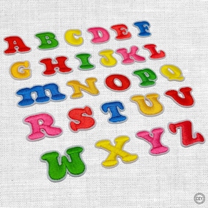 Könnte beinhalten: Ein vollständiger Satz von sechsundzwanzig gestickten Buchstabenaufnähern in verschiedenen leuchtenden Farben wie Rot, Grün, Gelb, Pink und Blau. Jeder Buchstabe hat eine abgerundete Schriftart im Bubble-Stil mit einem weißen Rand.