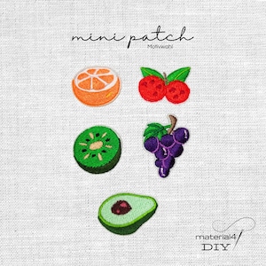 Könnte beinhalten: Gestickte Flicken mit Früchten, darunter eine Orangenscheibe, Kirschen, Kiwi, Trauben und eine Avocado. Die Flicken sind farbenfroh und detailliert, mit dem Text "mini patch" und "Motivwahl" in Schreibschrift. Unten rechts steht der Text "material4 DIY".