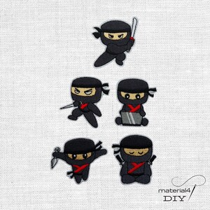 Könnte beinhalten: Fünf gestickte Aufnäher mit Cartoon-Ninjas in schwarzen Outfits mit roten Akzenten. Die Ninjas sind in verschiedenen Posen dargestellt, darunter mit Schwertern, Wurfsternen und in meditativer Sitzhaltung, alles auf einem weißen Stoffhintergrund.