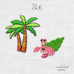 Könnte beinhalten: Ein Set aus zwei gestickten Aufnähern, bestehend aus einer Palme mit grünen Wedeln und braunem Stamm sowie einem rosa Einsiedlerkrebs mit grünem Gehäuse. Der Text "Set" steht oben, "material4 DIY" ist unten rechts abgedruckt.