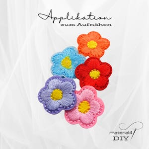 Könnte beinhalten: Fünf farbenfrohe, gestickte Blumenapplikationen in Blau, Orange, Rot, Lila und Rosa. Jede Blume hat eine gelbe Mitte und ist zum Aufnähen auf Stoff gedacht. Das Bild enthält den Text "Applikation zum Aufnähen" und das Logo "material4 DIY".