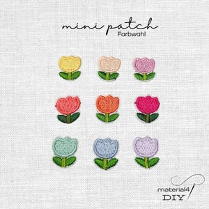 Könnte beinhalten: Neun gestickte Mini-Aufnäher in Tulpenform in verschiedenen Farben wie Gelb, Pfirsich, Rosa, Rot, Orange, Magenta, Minzgrün, Hellblau und Lavendel, jeweils mit grünem Stiel und Blättern. Text mini patch Farbwahl material4 DIY.