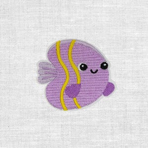 Könnte beinhalten: Gestickter Aufnäher mit einem lächelnden Cartoon-Fisch. Der Fisch ist hauptsächlich lila mit gelben Streifen und kleinen lila Flossen. Der Aufnäher hat einen weißen Rand und ist für Kleidung oder Accessoires geeignet.