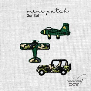 Könnte beinhalten: Ein Set aus drei gestickten Mini-Aufnähern mit einem grünen Jet, einem Tarnfarben-Doppeldecker und einem Tarnfarben-Geländewagen. Der Text "mini patch 3er Set" ist oben und "material4 DIY" unten rechts zu sehen.