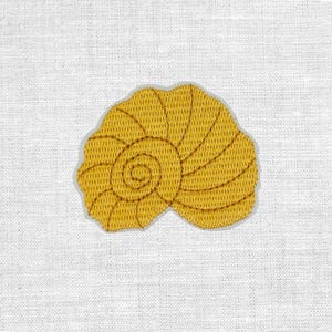 Aufnäher Muschel Schnecke 4,5x6cm gestickter Patch für Kleidung und Taschen