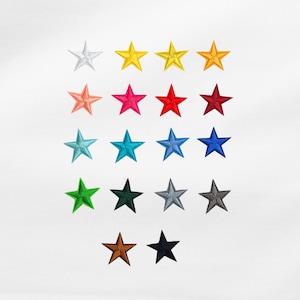 Könnte beinhalten: Eine Sammlung gestickter Sternaufnäher in verschiedenen Farben: Weiß, Gelb, Orange, Rosa, Rot, Türkis, Blau, Grün, Grau, Braun und Schwarz. Jeder Stern hat ein detailliertes, gesticktes Design, ideal zum Aufpeppen von Kleidung.