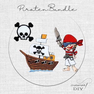 Könnte beinhalten: Ein Set aus gestickten Aufnähern mit dem Text Piraten Bundle, einem schwarz-weißen Totenkopf mit gekreuzten Knochen, einem braunen Piratenschiff mit weißem Segel und einer Piratenfigur mit rotem Kopftuch, Augenklappe und gestreiftem Hemd, die ein Schwert hält.