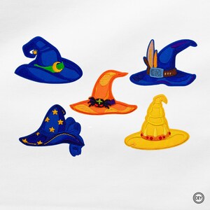 Könnte beinhalten: Fünf gestickte Hexenhüte in verschiedenen Farben. Die Hüte sind blau, orange und gelb, mit dekorativen Elementen wie Sternen, Monden und Schnallen. Die Hüte sind für Halloween oder Kostüme gedacht.