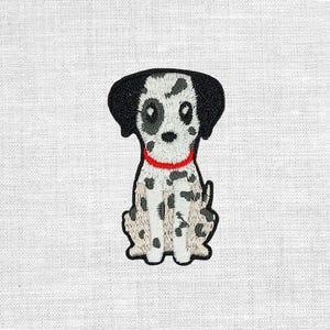 Könnte beinhalten: Gestickter Aufnäher mit einem sitzenden Dalmatiner. Der Hund hat ein schwarz-weiß geflecktes Fell, schwarze Ohren und ein rotes Halsband. Der Aufnäher ist mit detaillierten Stichen und einem weißen Hintergrund versehen.