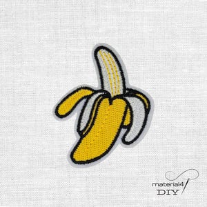Könnte beinhalten: Gestickter Aufnäher mit einer geschälten Banane. Die Banane ist gelb mit weißen und schwarzen Umrissen. Der Aufnäher befindet sich auf einem weißen Stoffhintergrund. Der Text "material4 DIY" befindet sich in der unteren rechten Ecke.