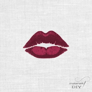 Könnte beinhalten: Ein gesticktes Motiv von dunkelroten Lippen auf einem weißen Stoffhintergrund. Die Lippen zeigen eine sichtbare Stichstruktur und einen kleinen Spalt zwischen Ober- und Unterlippe. Der Text material4 DIY ist unten rechts aufgedruckt.