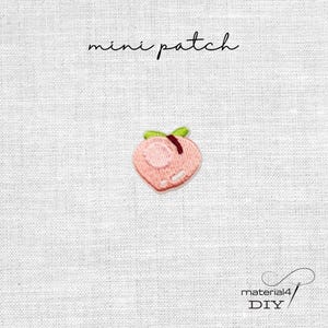 Könnte beinhalten: Ein kleiner gestickter Pfirsich-Aufnäher mit einem hellrosa Fruchtkörper, einem dunkelroten Stiel und einem hellgrünen Blatt. Der Text "mini patch" steht über dem Motiv und der Text "material4 DIY" befindet sich in der unteren rechten Ecke.