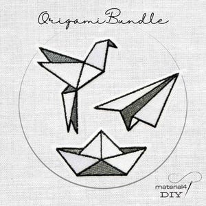Könnte beinhalten: Ein Stickmuster mit dem Titel Origami Bundle, das drei schwarz-weiße Motive zeigt: einen Vogel, ein Papierflugzeug und ein Boot. Die Motive sind von einem Kreis auf weißem Stoffhintergrund umgeben, inklusive des Textes material4 DIY.