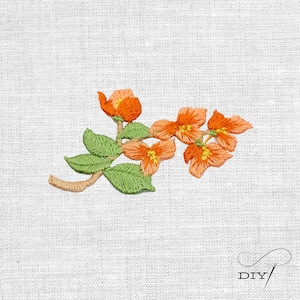 Könnte beinhalten: Gesticktes Blumendesign mit orangefarbenen Blüten, grünen Blättern und einem beigen Stiel. Die Stickerei ist vor einem weißen Stoffhintergrund angeordnet. Das DIY-Logo befindet sich in der unteren rechten Ecke.