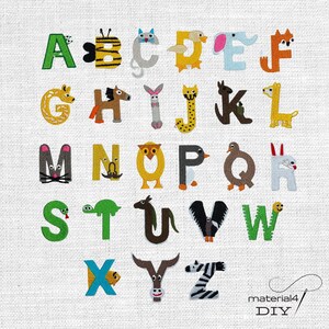 Könnte beinhalten: Eine Sammlung von sechsundzwanzig gestickten Buchstaben des Alphabets, von denen jeder ein einzigartiges Tiermotiv aufweist. Die Buchstaben sind in Reihen auf einem weißen Stoffhintergrund angeordnet und zeigen verschiedene Farben und Formen von Tieren von A bis Z.