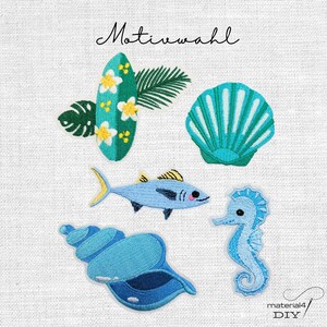 Könnte beinhalten: Eine Sammlung von fünf bestickten Aufnähern mit einem Surfbrett mit weißen Blüten und grünen Palmblättern, einer türkisfarbenen Muschel, einem hellblauen Fisch, einer spiralförmigen blauen Muschel und einem hellblauen Seepferdchen.