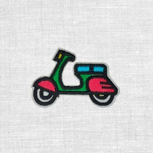 Könnte beinhalten: Gestickter Aufnäher mit einem bunten Roller-Design. Der Roller hat einen grünen Körper, rote Akzente und blaue Details, umrandet von Schwarz. Für Kleidung oder Accessoires.